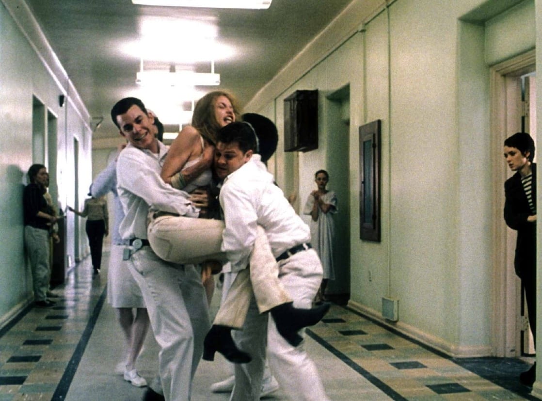 Лесбиянки медсестры принуждают к оргии своего начальника