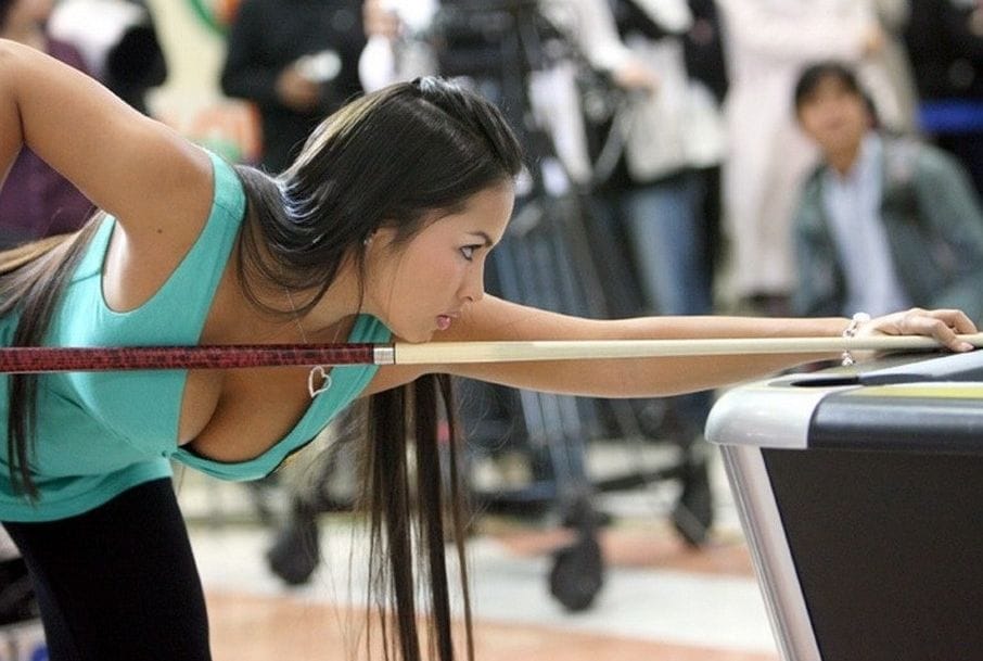Красивая азиатка отвлекла от игры в бильярд
