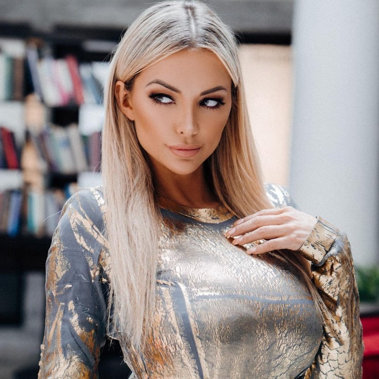Picture of Lindsey Pelas