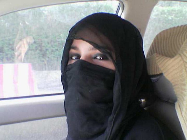 Сексапильная арабка в хиджабе сосет член татуированного чувака и скачет на нем
