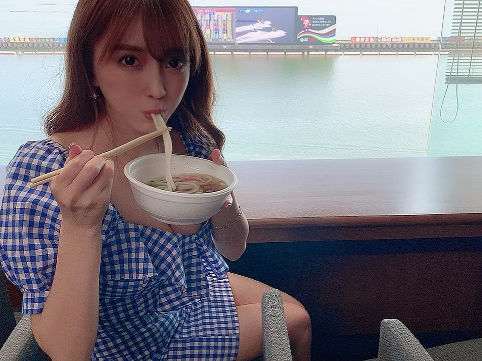 Tomomi morisaki teenage girl eating