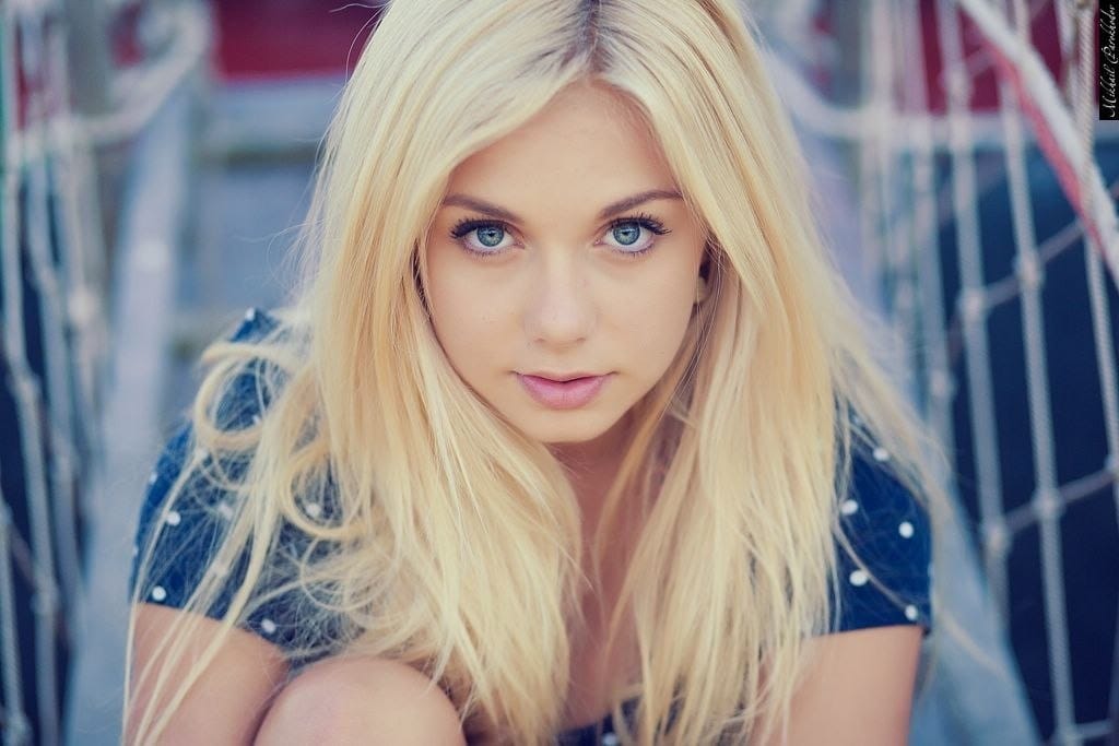 Красивая молодая блондинка