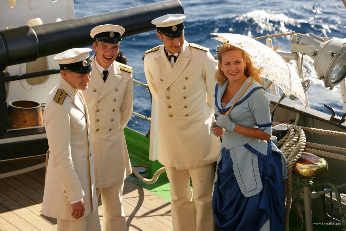 Красивая блондинка отдается капитану на палубе в открытом море