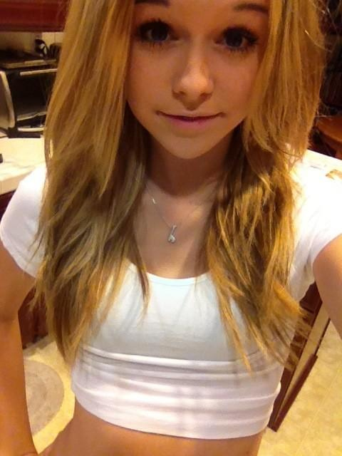 Picture Of Acacia Brinley Clark Play Women With Braces Selfies Min