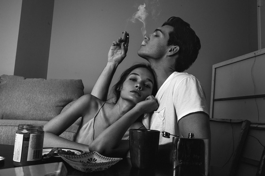 Брюнетка с подругой курят сигару после чего занимаются сексом с хахалем