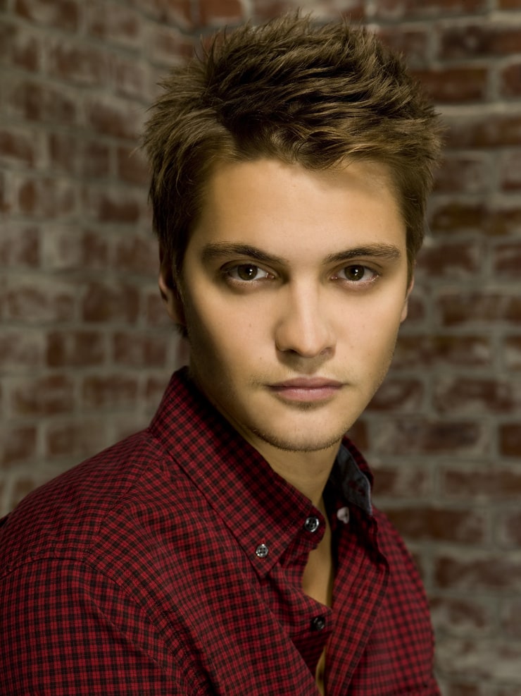 Next photo of Luke Grimes