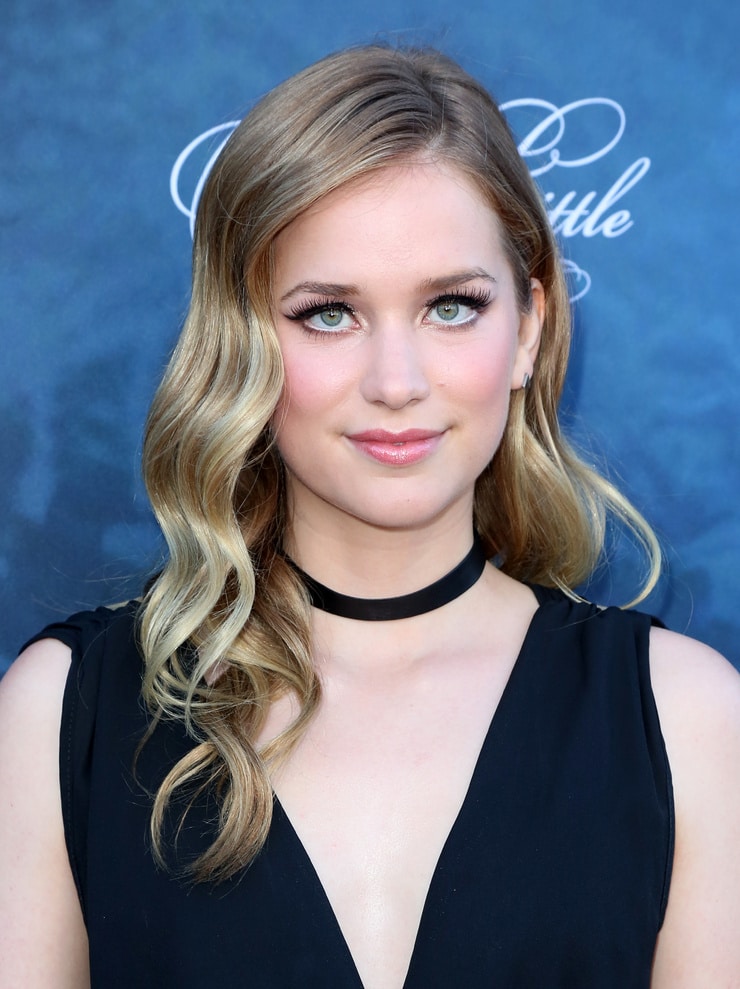 Picture of elizabeth lail