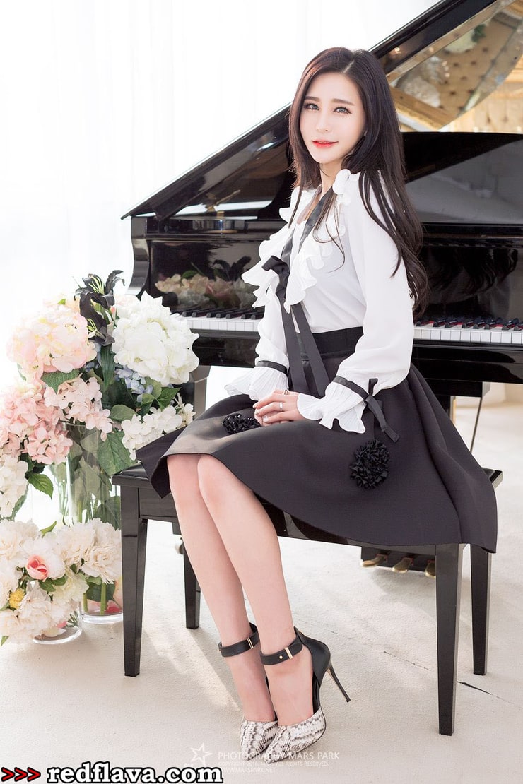Park Jung Yoon Beautiful Legs Temperament Picture and 