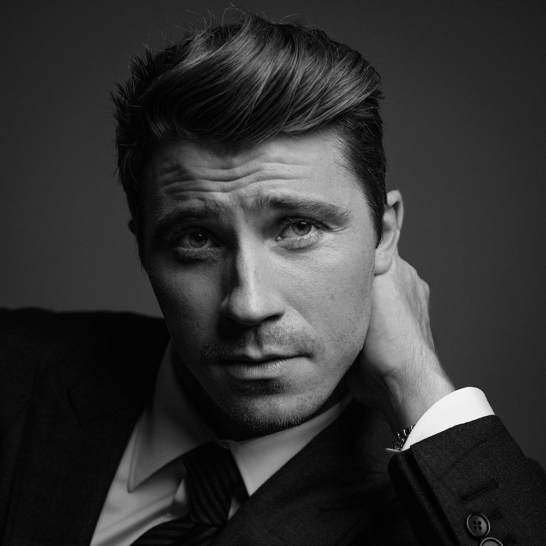 Портрет мужчины. Garrett Hedlund фотосессии. Мужской портрет. Стильный мужской портрет. Мужской студийный портрет.