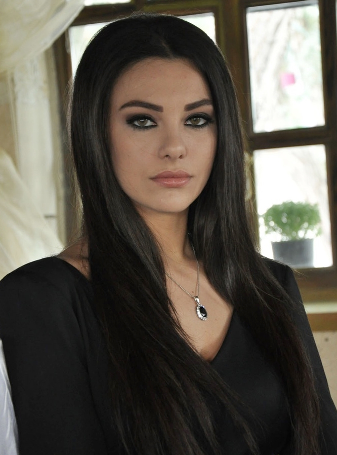 Tuvana Türkay picture