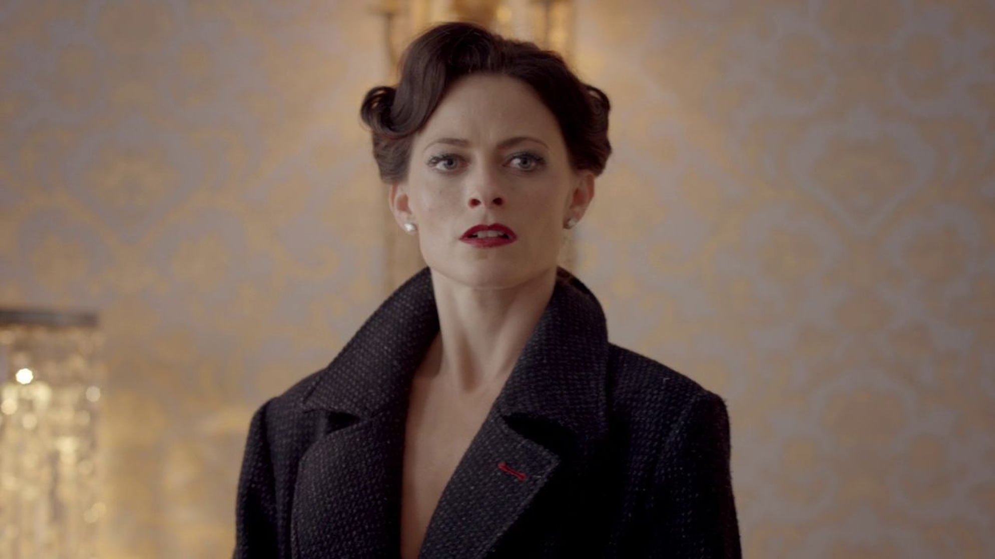 Irene Adler (Lara Pulver)