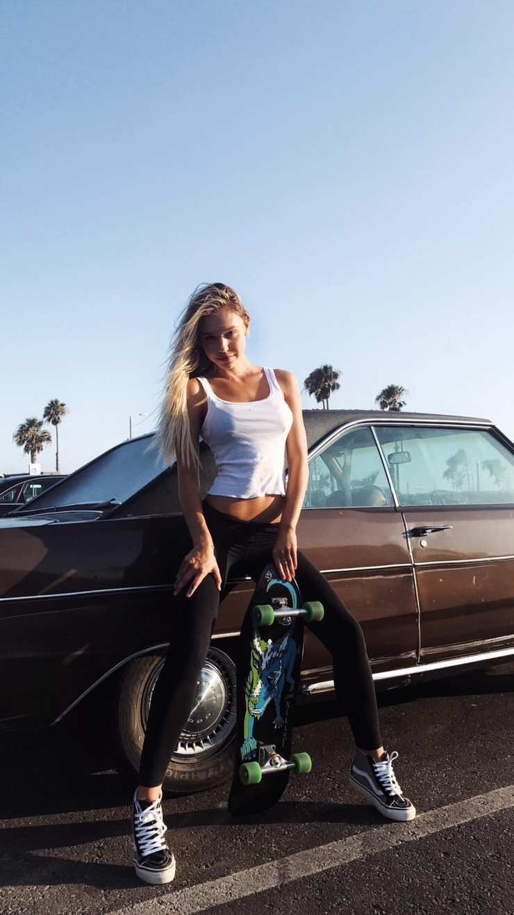 Picture of Alexis Ren