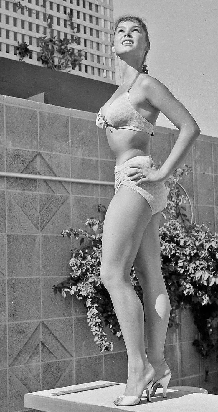 Picture of Yvonne Craig.