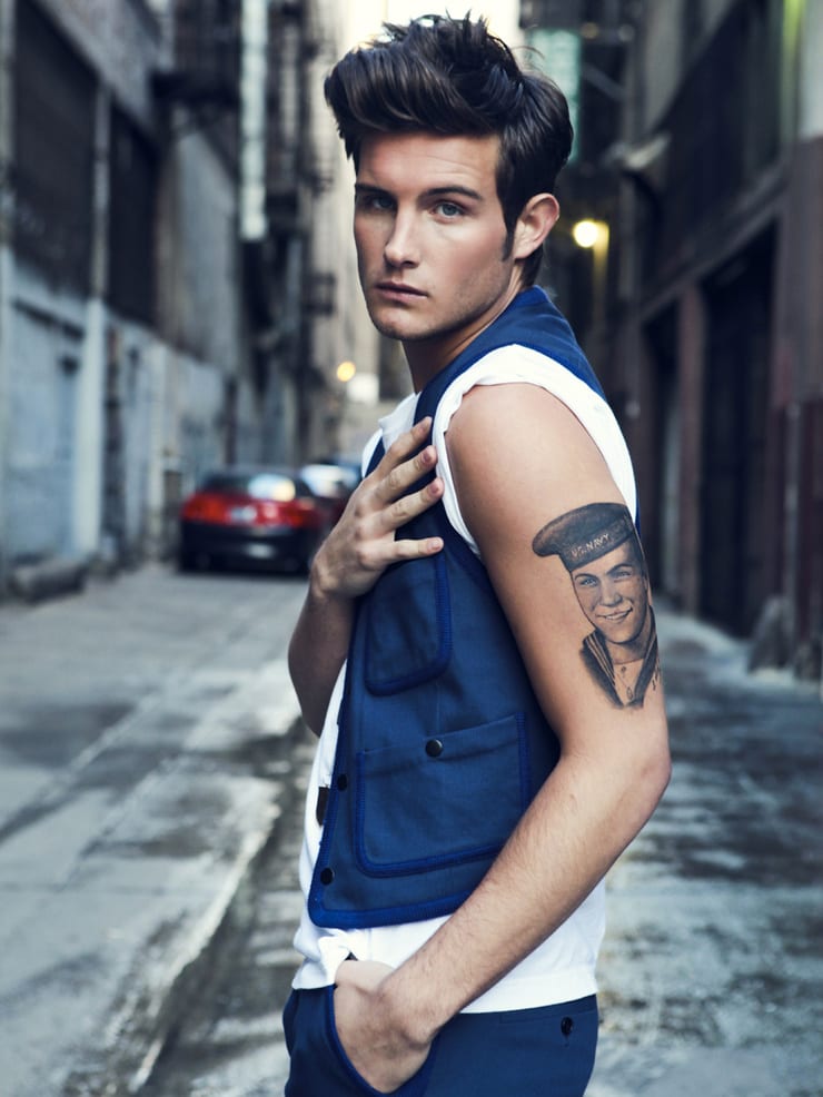 Next photo of Nico Tortorella