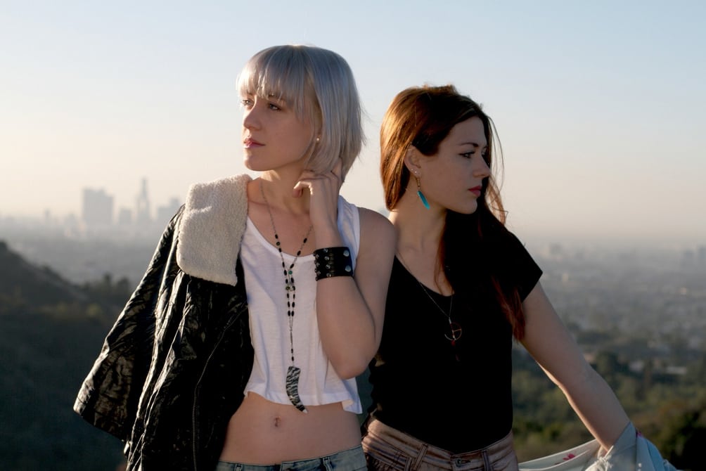 Песня не похожи. Larkin POE Band. Larkin POE Blood Harmony 2022. Larkin POE Summer 2010. POE певица.