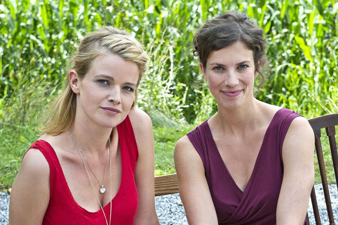 Mira Bartuschek, Anna Rot