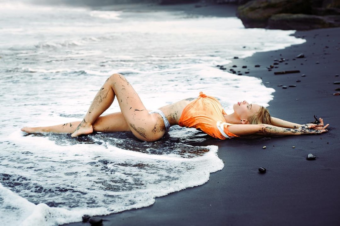Outdoor blonde wet belly