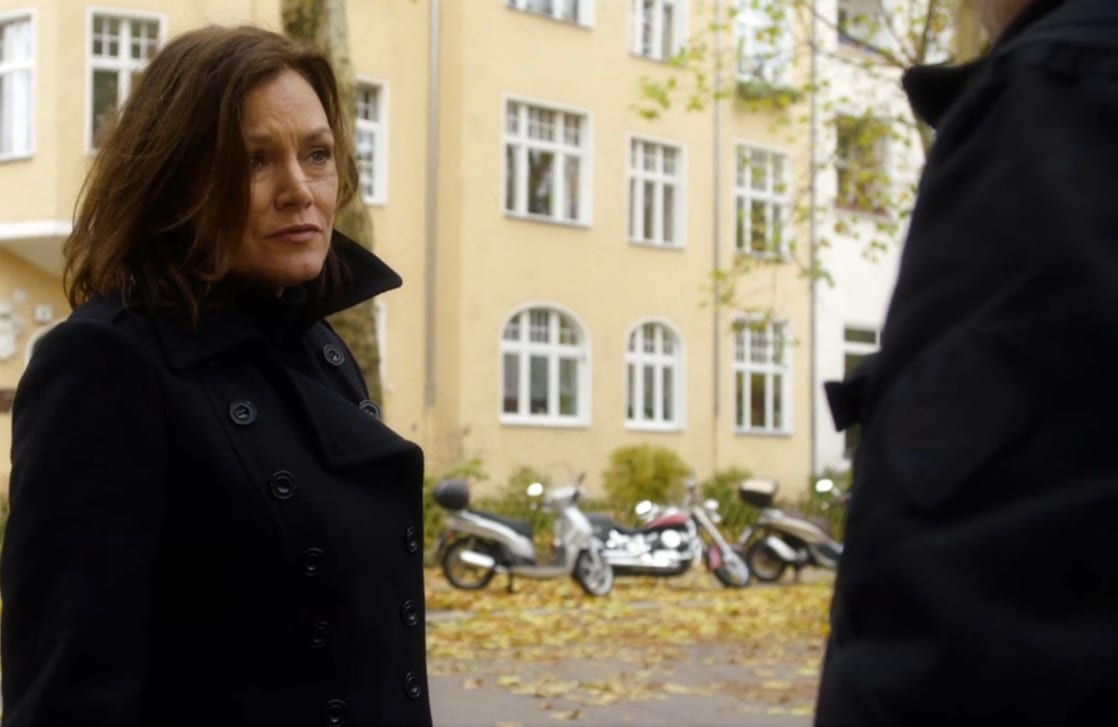 "Ein starkes Team" Die Frau im roten Kleid