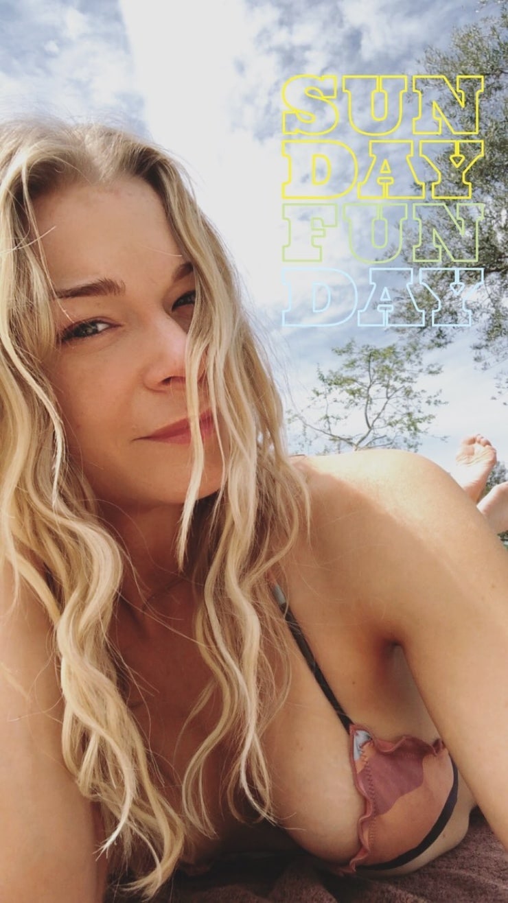 Picture of LeAnn Rimes.
