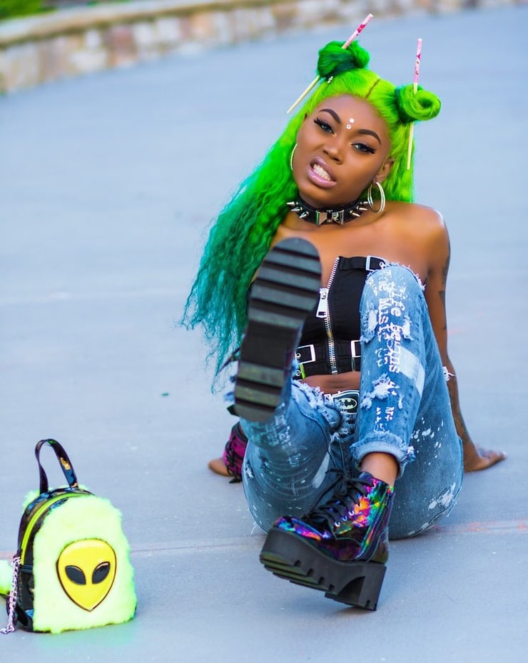 Picture Of Asian Doll 8049