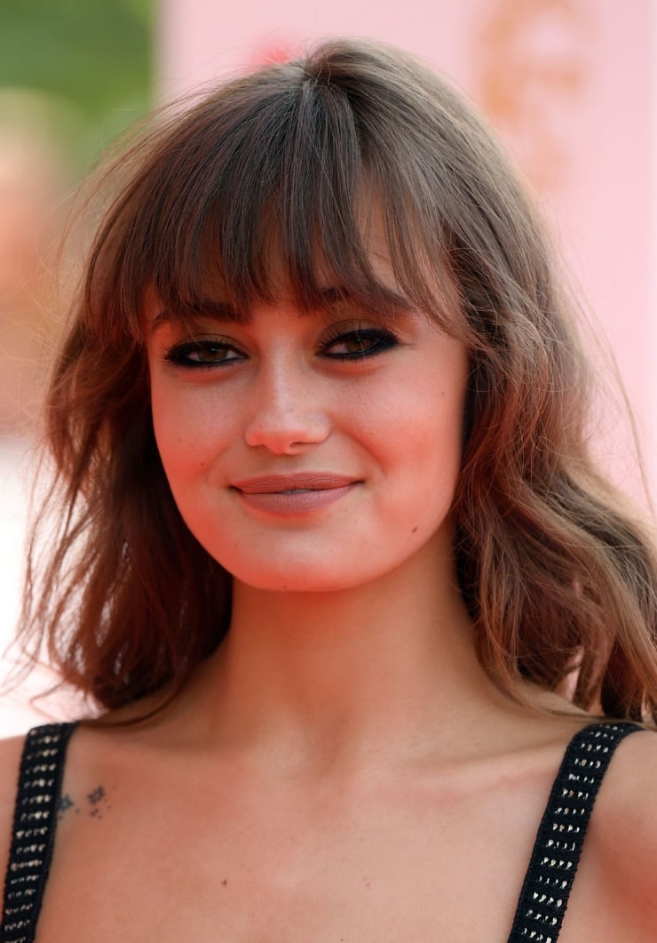 Next photo of Ella Purnell