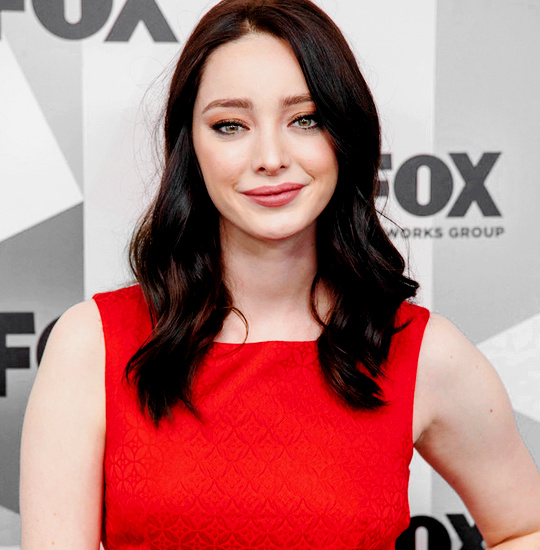 Next photo of Emma Dumont