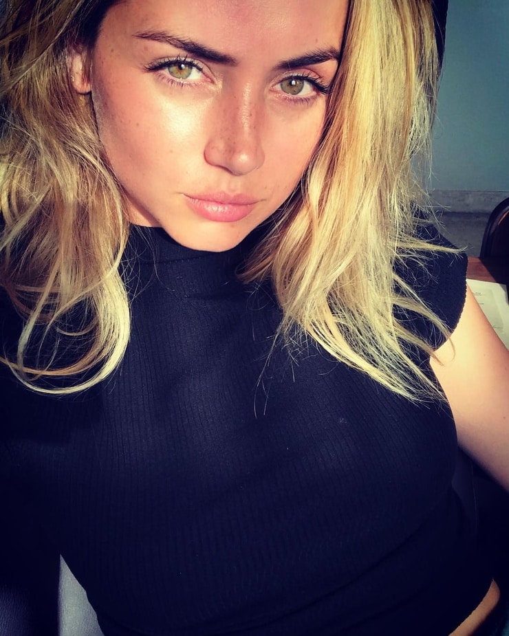 Ana de Armas image