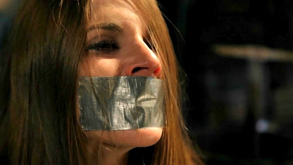 Gagging girl. Эмма Стоун gagged. Эмма Стоун с заклеенным ртом. Оливия ДЕДЖОНГ заклеенным ртом. Связанные девушки скотчем.