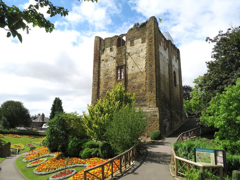 Castle street. Гилфорд город в Англии. Гилфорд Суррей. Guildford Castle Surrey. Guildford uk Town Castle.