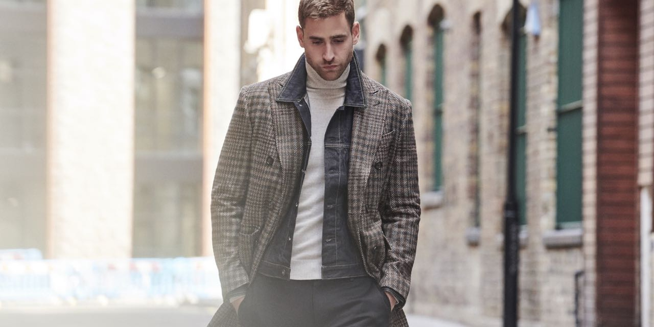 Фотосессия gq. Mens wear logo. It snow oliver wear a suit today. It snow oliver wear a suit today. Человек в деловом костюме.