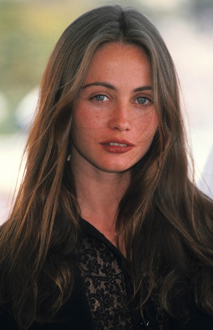 16 ans après Emmanuelle Béart, Laetitia Casta pose entièrement nue en