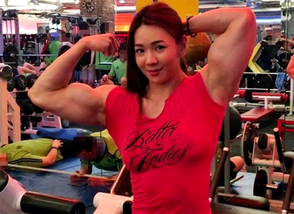 Muscle girl Yeon Woo бицепс