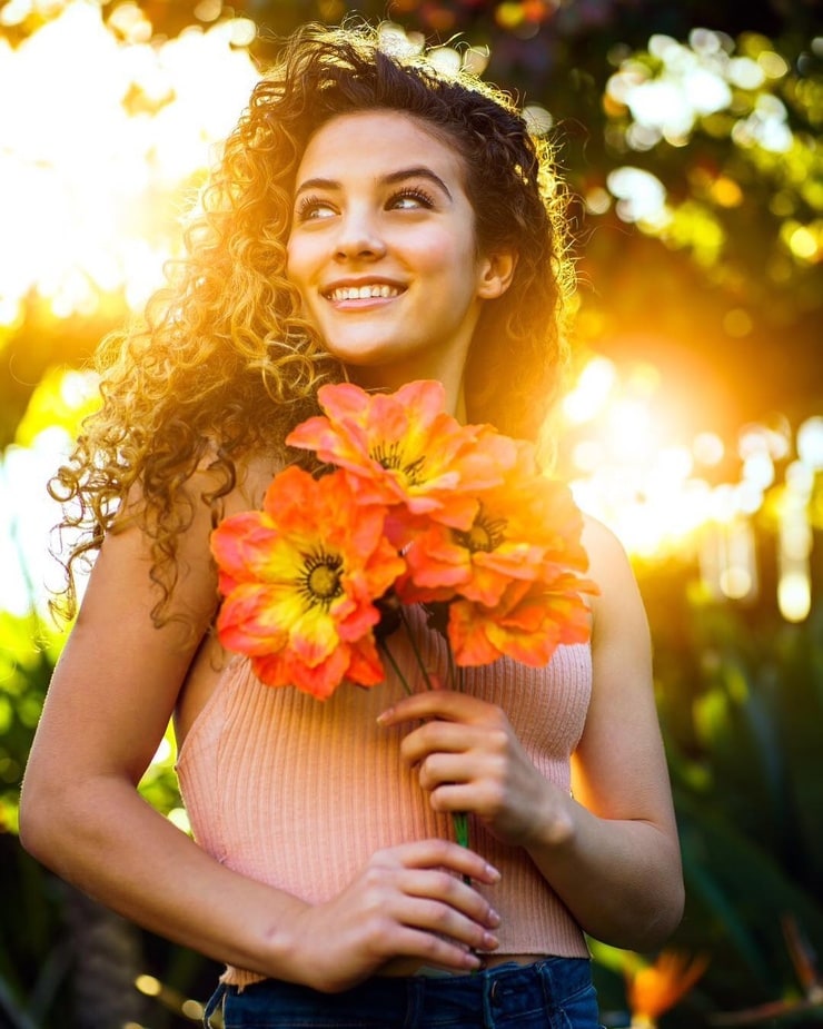 Sofie Dossi picture.