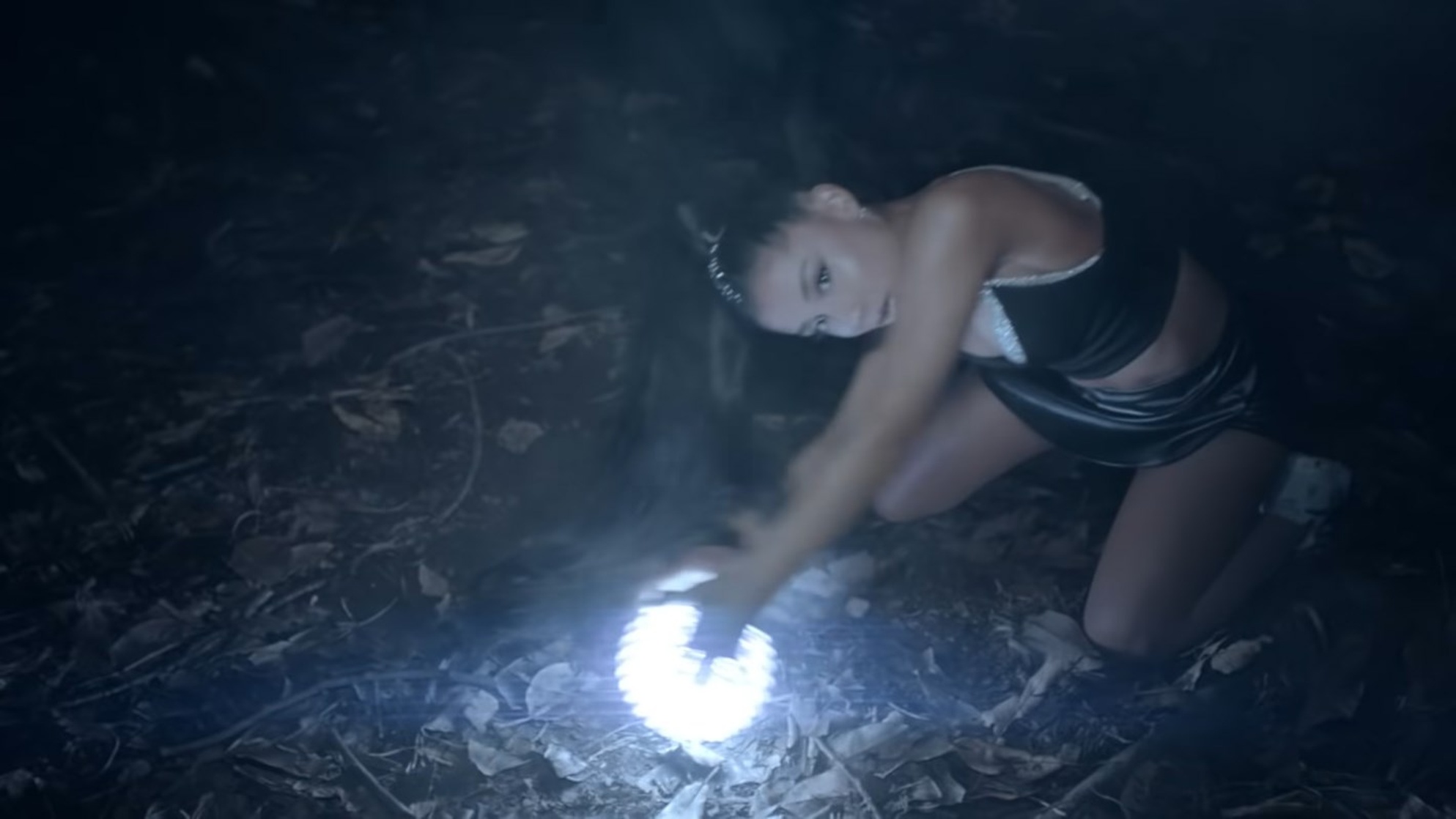 Ariana Grande Feat. Nicki Minaj: The Light Is Coming