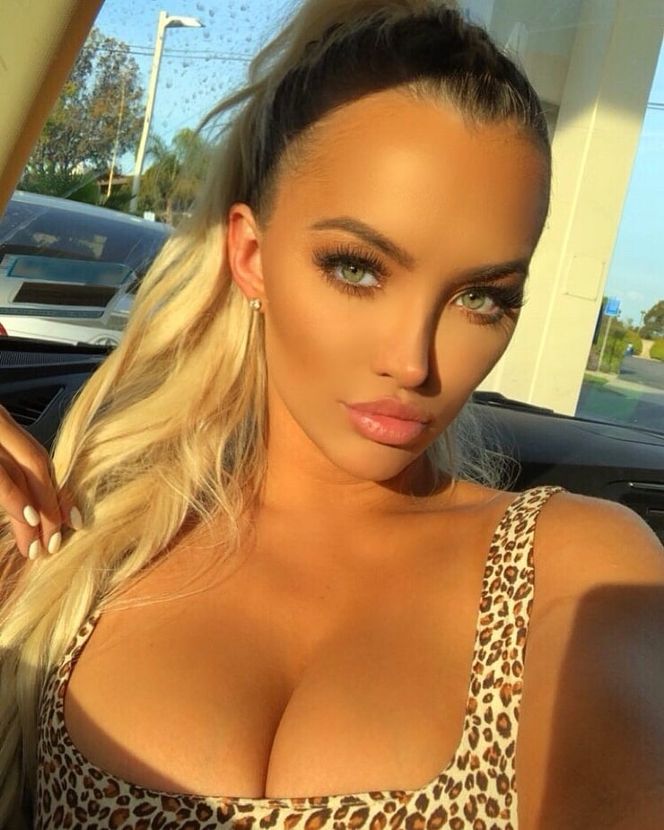 Picture of Lindsey Pelas.