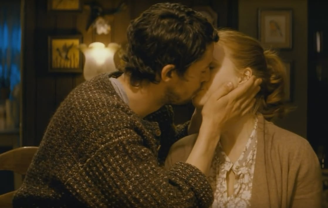 Romantic scene movies. Мэттью Гуд поцелуй. Эми Адамс и Мэттью Гуд поцелуй. Мэттью Гуд и Эми Адамс. Мэттью Гуд целуется.