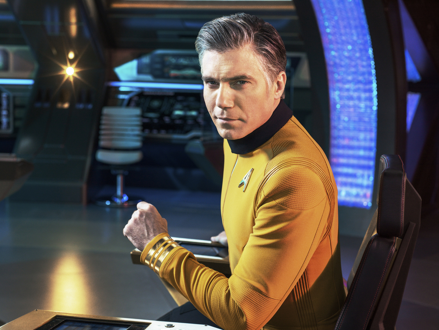 Christopher Pike (Anson Mount)