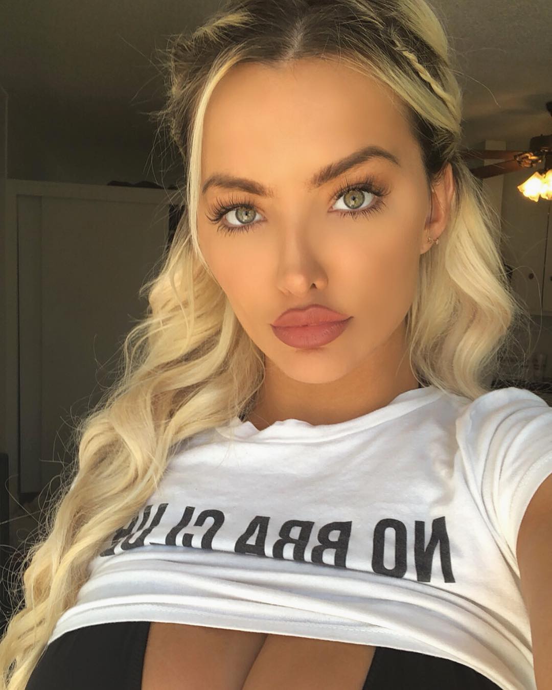 Lindsey Pela Dd Picture Of Lindsey Pelas Showtainment 