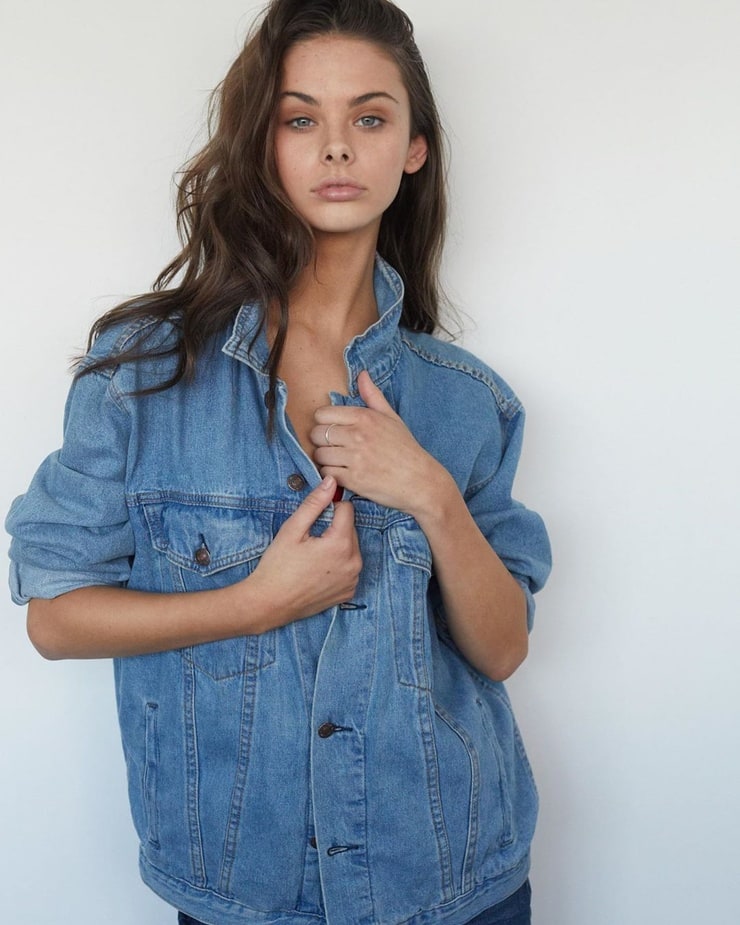 Giant Model Meika Woollard - Picture Of Meika Woollard | Showtainment