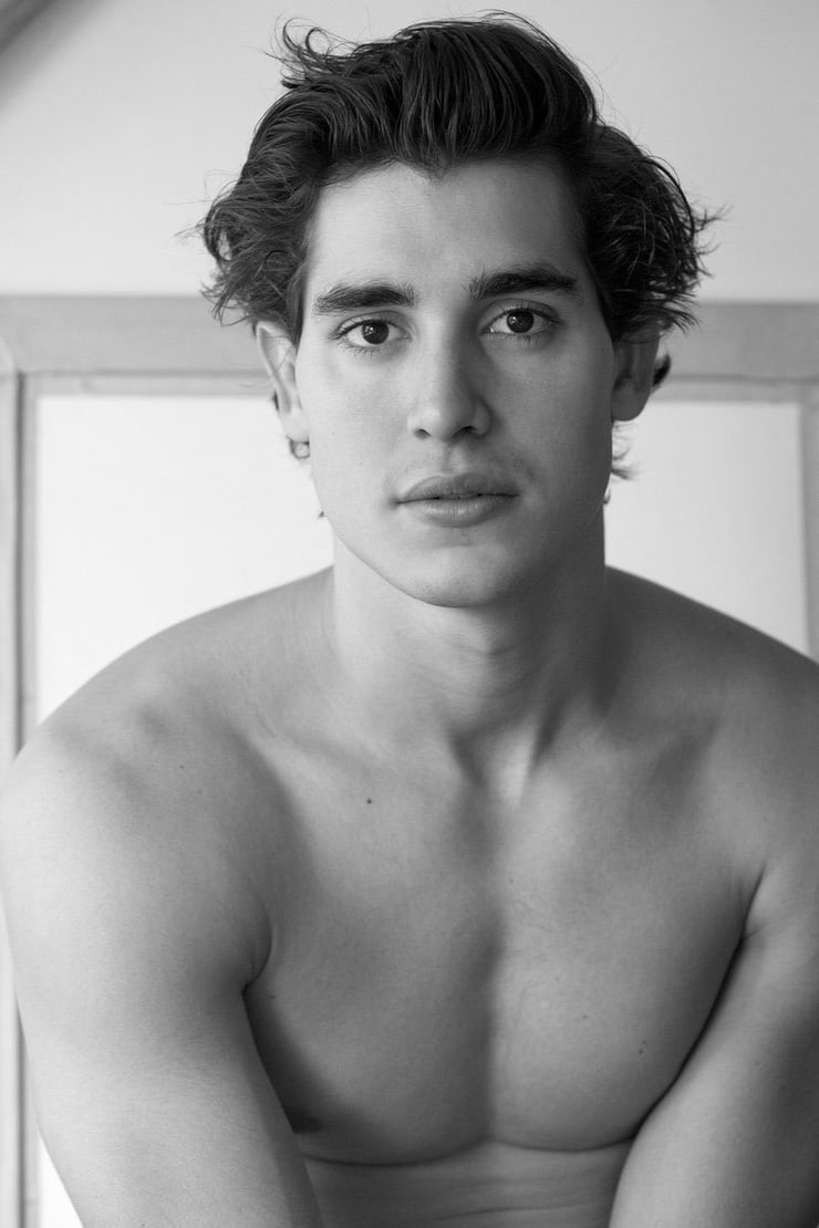 Picture of Henry Zaga