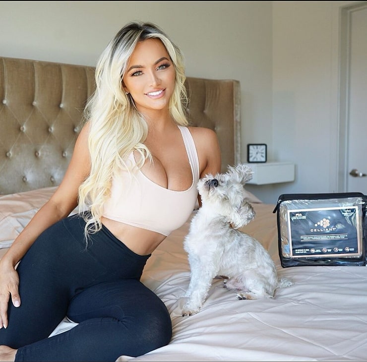 Picture of Lindsey Pelas.
