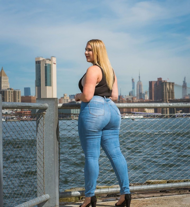 Thicc Girls In Jeans