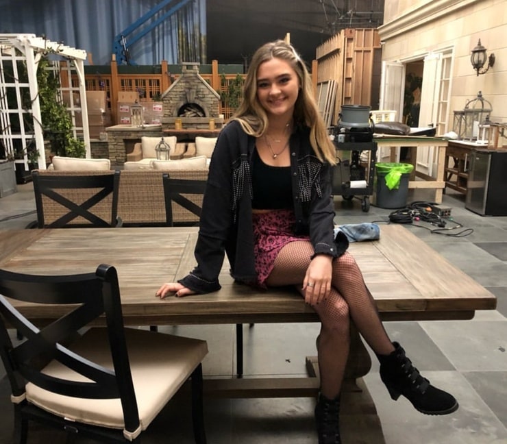 Picture of Lizzy Greene.