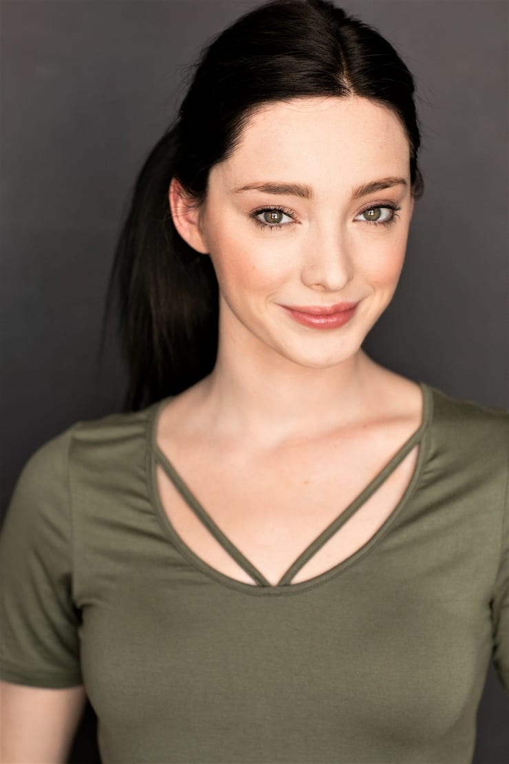 Next photo of Emma Dumont