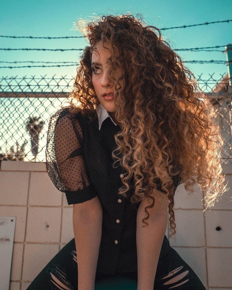 Picture of Sofie Dossi.