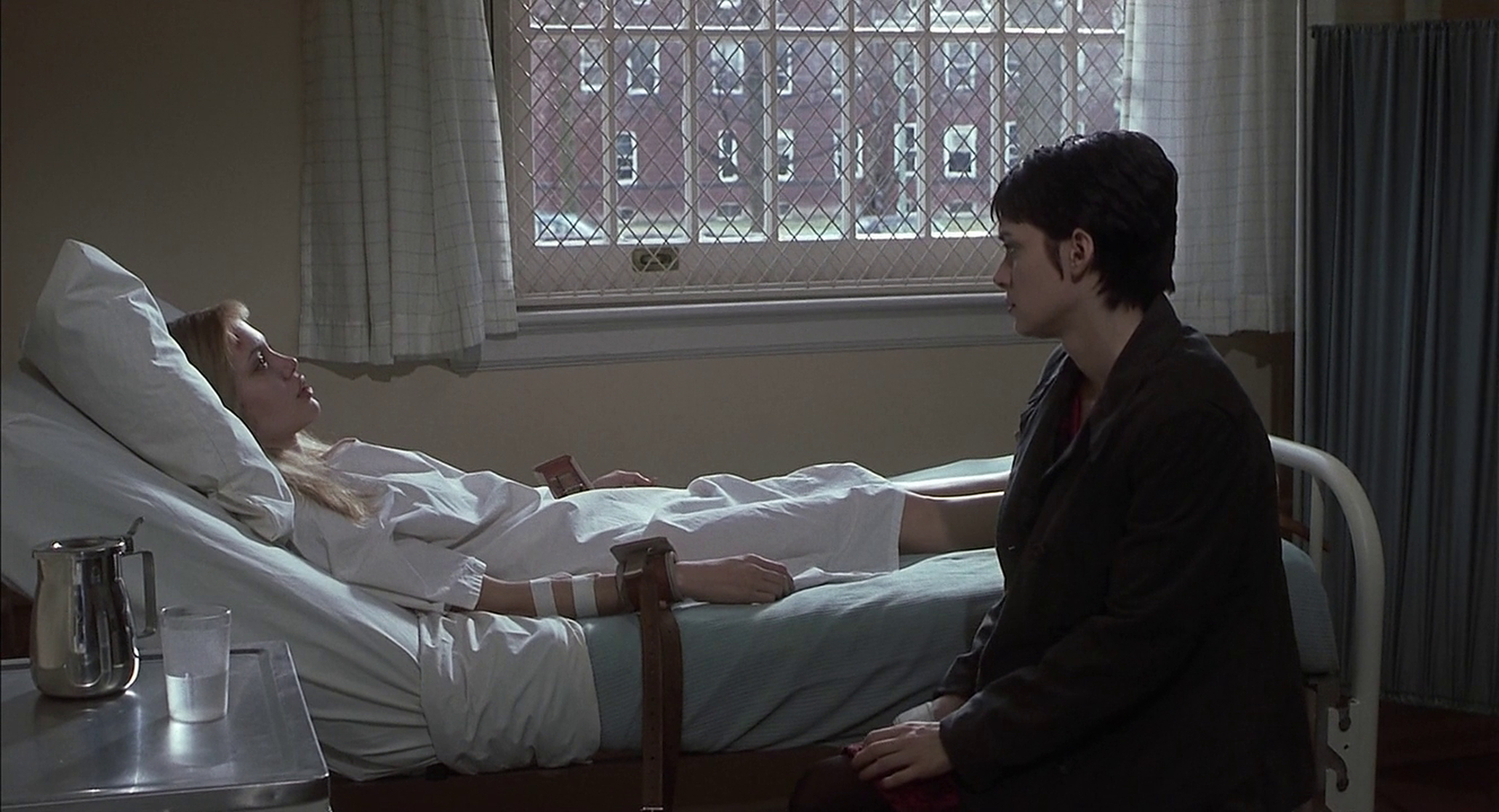 Джоли прерванная жизнь. Джоли прерванная жизнь. Прерванная жизнь 1999. Вайнона райдер прерванная жизнь. Подмена 2008 кадры.