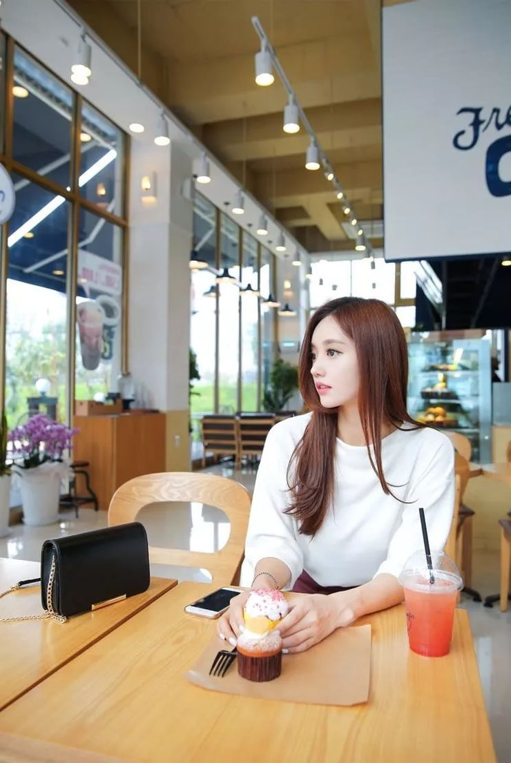 Picture of Son Yoon Joo