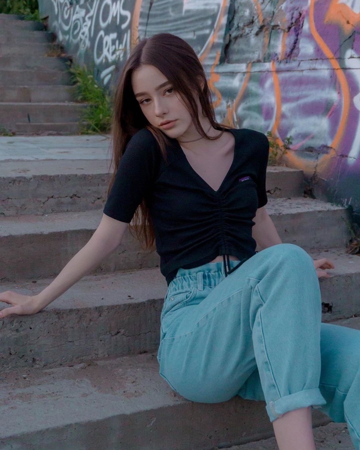 Dasha Taran Outfits