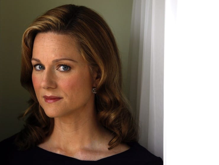 Picture of Laura Linney.