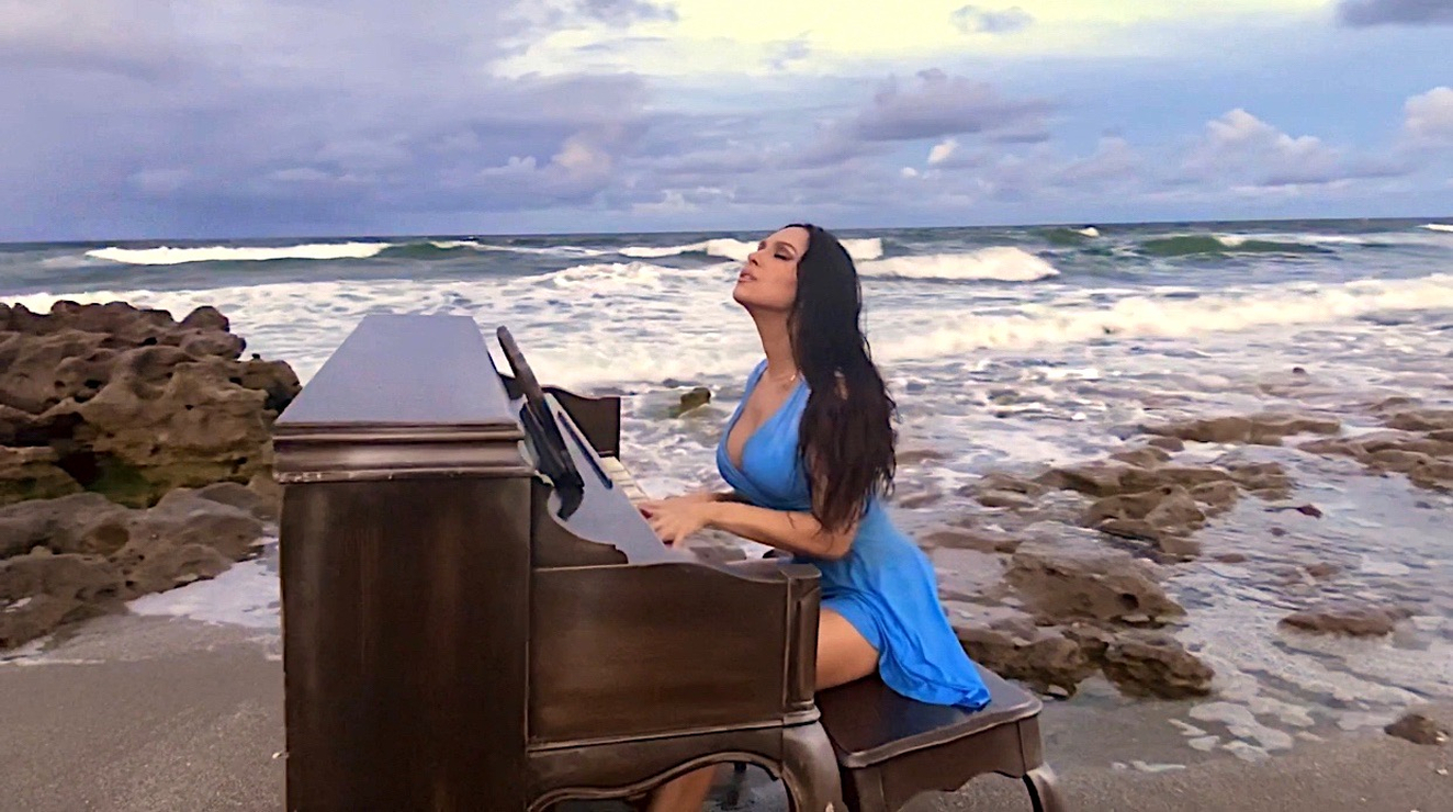 Lola Astanova image